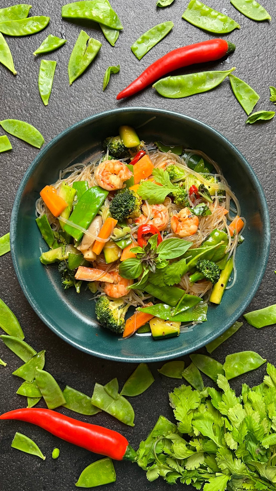 🥦🥕 Wokban készült zöldségek üvegtésztával és garnélával 🦐