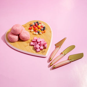 PARIS HILTON Sajtkés készlet vágódeszkával 4 részes 